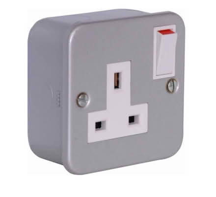 Photo of 3 pin electrical sockets (Silverhill TN37) #1