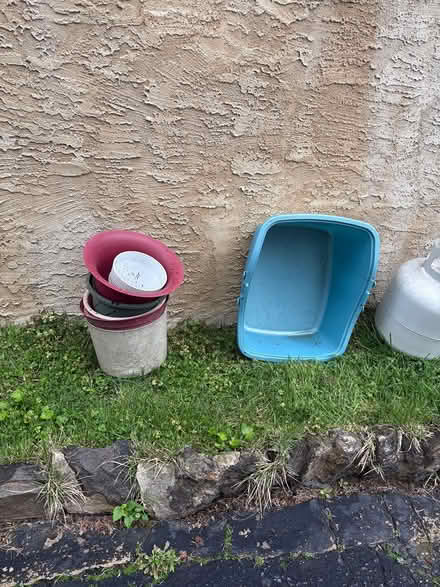 Photo of free Cat litter pan and misc plant pots (Drexel Hill) #1