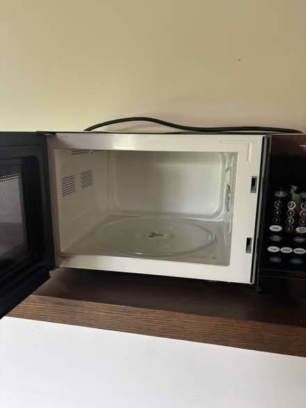 Photo of free 900 W 0.9 ft.3 microwave (Richboro) #2
