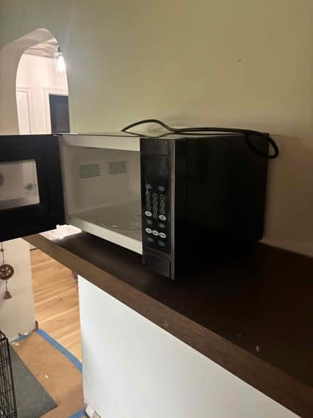 Photo of free 900 W 0.9 ft.3 microwave (Richboro) #4
