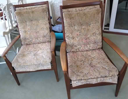 Photo of free pair of lounge chairs, maybe upcycle project (Addiscombe CR0) #1