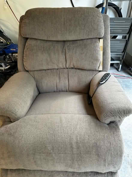 Photo of free Lazyboy recliner (Camas) #1