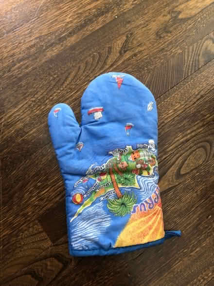 Photo of free New Small oven mitt (North York) #1