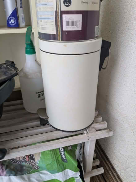 Photo of free White step bin (islington N1) #1