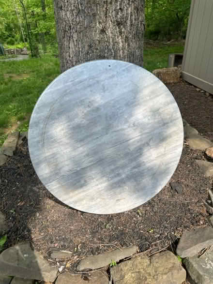 Photo of free Table round (Belle mead) #1