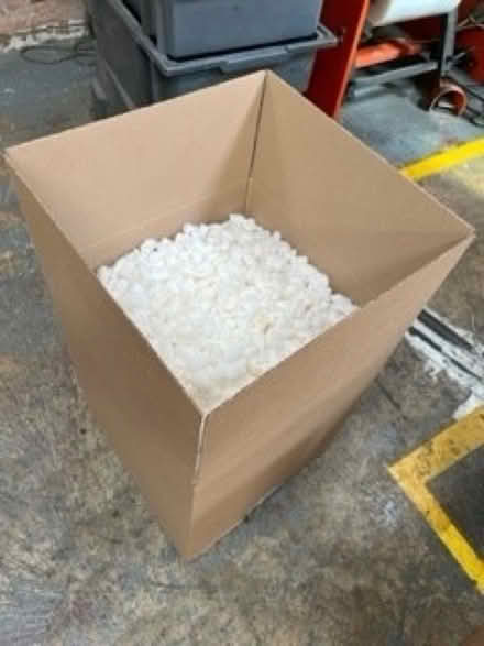 Photo of Large box with packaging peanuts (Dy9 0) #2