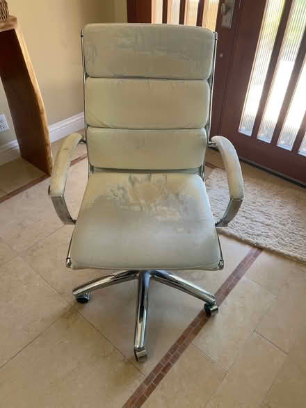 Photo of free Several office chairs (Derbyshire Dr & Robindell Way) #1