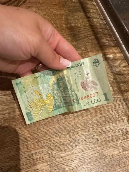 Photo of free Romanian banknote (Newbury Park IG2) #2