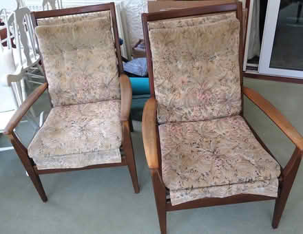 Photo of free pair of lounge chairs, maybe upcycle project (Addiscombe CR0) #1