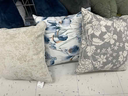 Photo of Throw cushions & inserts (L5L 5P5) #1