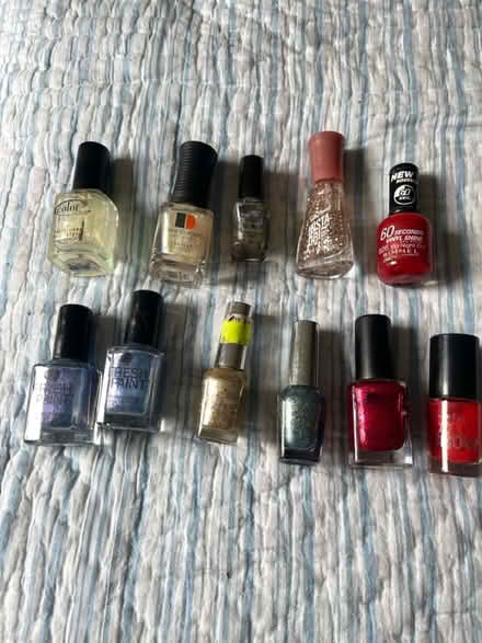 Photo of free nail polish (Davis Sq) #1