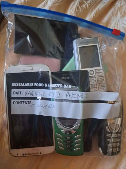 Photo of free 6 older style mobile phones and 4 coversk (Tuebrook L6) #1