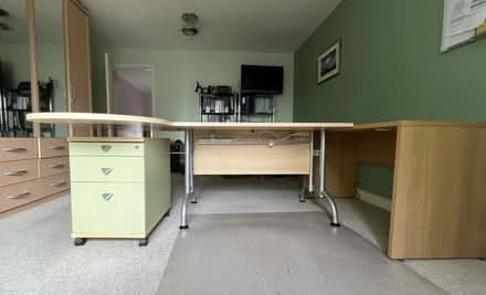 Photo of free Office desk (Bracknell RG12) #1