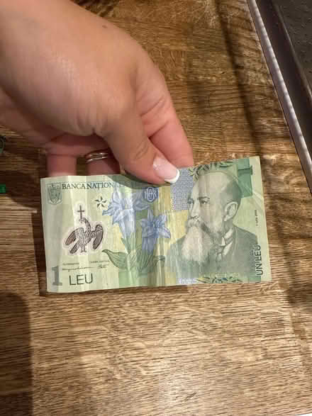 Photo of free Romanian banknote (Newbury Park IG2) #1