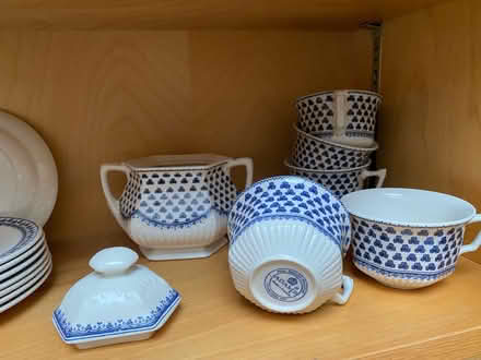 Photo of free Assorted dishware (Nr Fresh Pond & Mt Auburn Cem.) #1