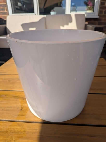 Photo of free Large white ceramic plant pot (Raynes Park SW20) #1