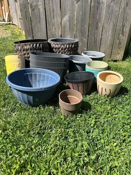Photo of free Pots for planting (20020) #4