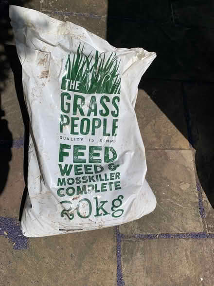 Photo of free 2 part used bags of Feed and Weed for lawns (Elephant and castle SE11) #1