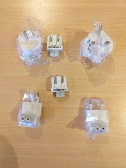 Photo of free genuine apple macbook charger world travel adapter plugs kit (Avebury SN8) #3