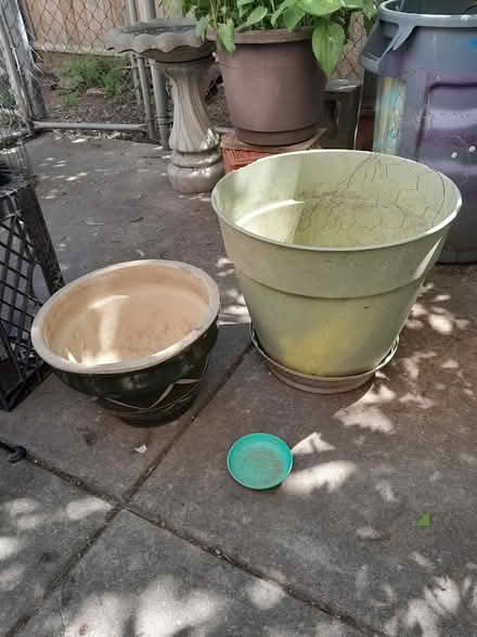 Photo of free pots and birdfeeders (29th and w flora) #1