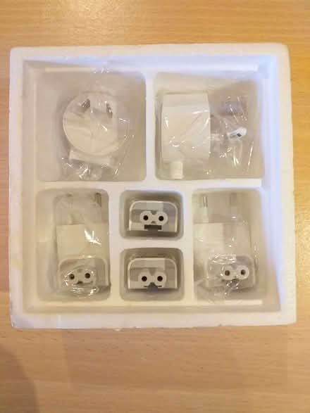 Photo of free genuine apple macbook charger world travel adapter plugs kit (Avebury SN8) #2