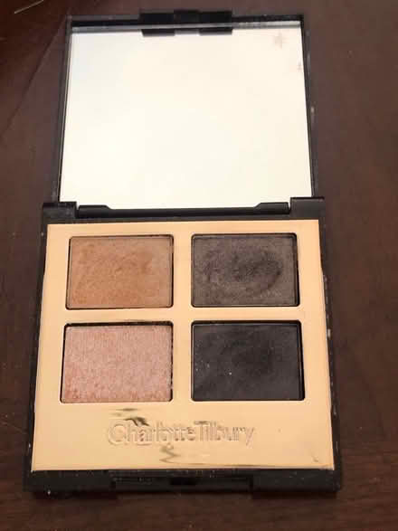 Photo of free Charlotte Tilbury Eyeshadow Palette (Strawberry Hill TW1) #1