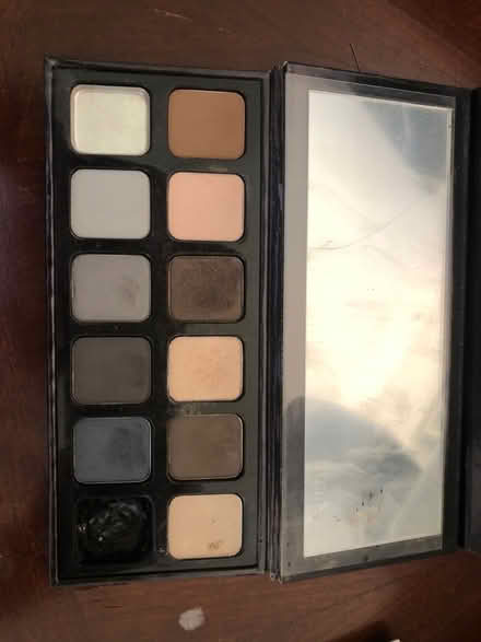Photo of free Laura Mercier Eyeshadow palette (Strawberry Hill TW1) #1