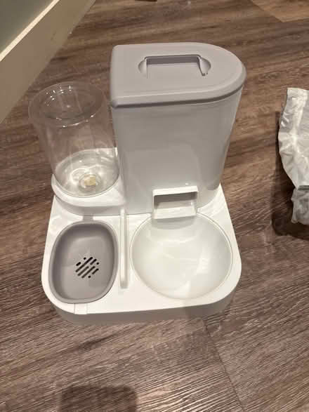 Photo of free cat food feeder (n80es) #1