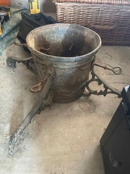 Photo of free Cast iron Christmas tree stand (Sy109la) #1