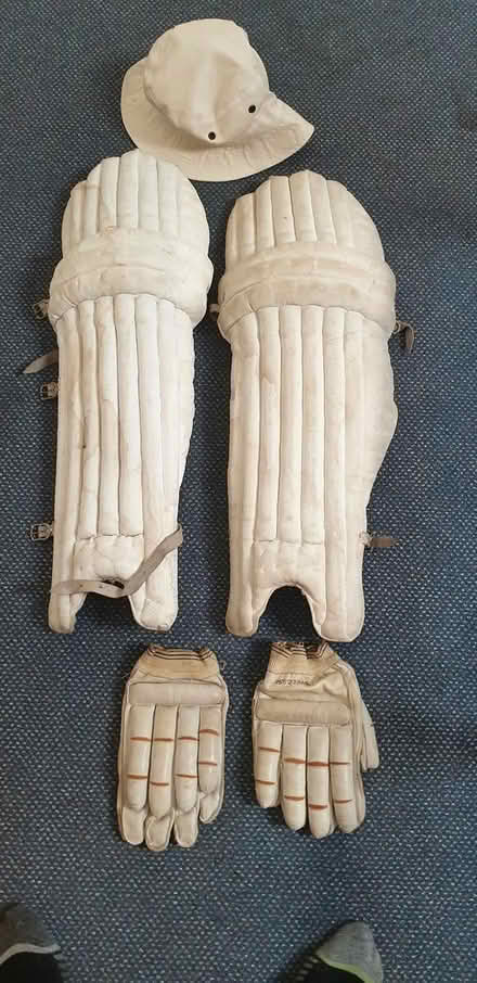 Photo of free Vintage cricket pads, gloves & hat (KT13 8TP) #2