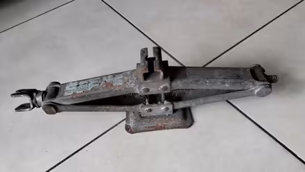 Photo of free Car Jack - no handle (Belfast BT11) #1
