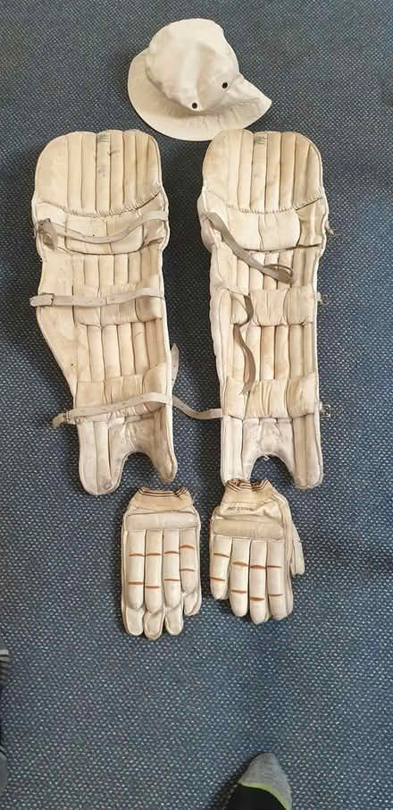 Photo of free Vintage cricket pads, gloves & hat (KT13 8TP) #1