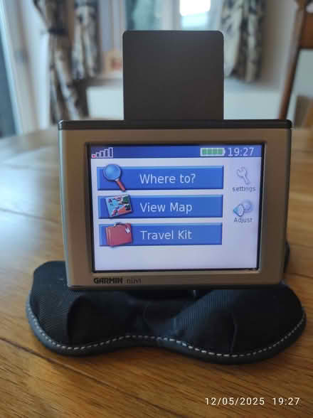 Photo of free SatNav + dashboard stand (Chesham HP5) #1