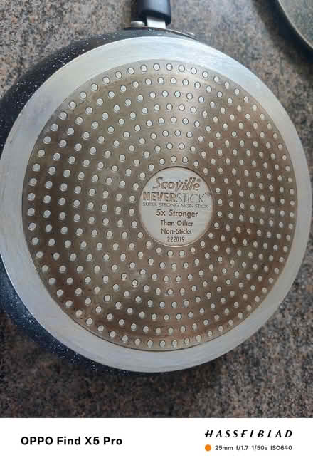 Photo of free Scoville Never stick frying pan with lid, approx 23cm (Llanllechid LL57) #3