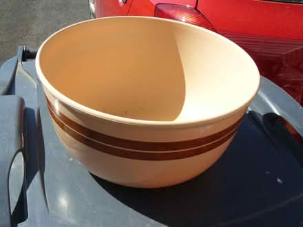 Photo of free Vintage Betterware brown plastic mixing bowl (Kempsey WR5) #1