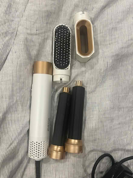 Photo of free Dyson dupe w curl iron and brush (Soho) #1