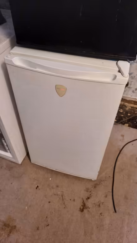 Photo of free Daewoo fridge (LU5 5) #1