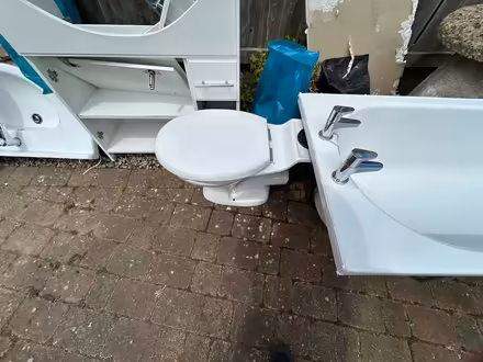 Photo of free White bathroom suite (Taunton) #4