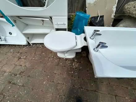 Photo of free White bathroom suite (Taunton) #4