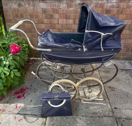 Photo of free Silver Cross dolls pram and bag - in need of some tlc (Bannockburn FK7) #1