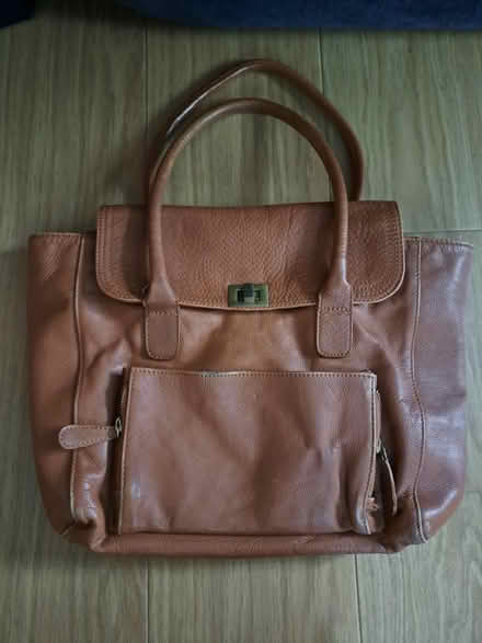 Photo of free Laura Clement Handbag (CF24) #1