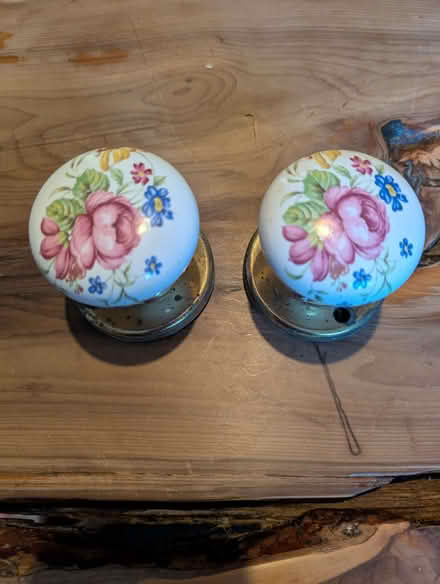 Photo of free Vintage porcelain doorknobs (Pudsey LS28) #1