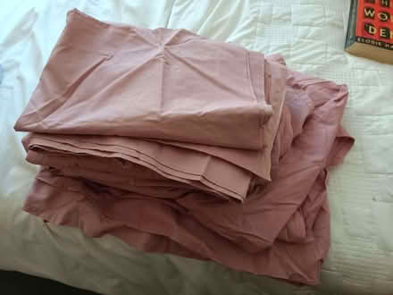 Photo of free lilac / pink coloured bed sheets for a double bed (Brookhouse LA2) #1