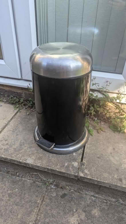 Photo of free Bin with beadle to lift lid (TW9) #2