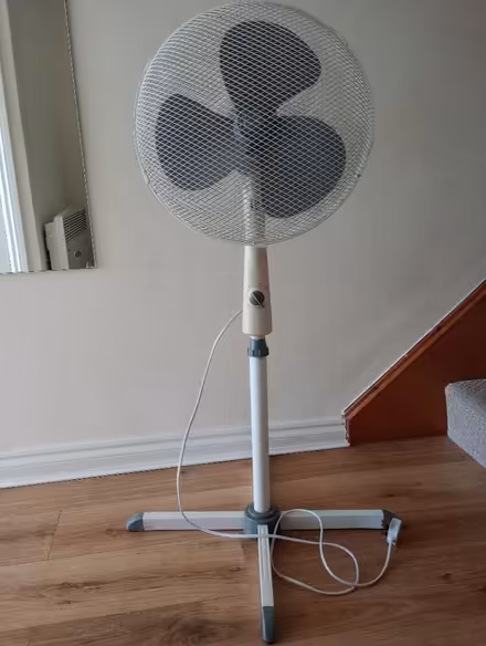 Photo of free Pedestal Fan (Kingswood SS16) #1
