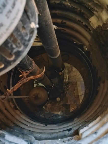 Photo of free Used functional sump pump (Richmond Hill) #4