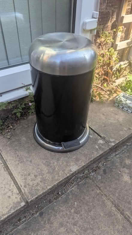 Photo of free Bin with beadle to lift lid (TW9) #1