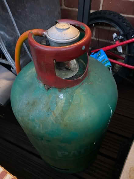Photo of free Gas cylinder (Carpenders park WD19) #1
