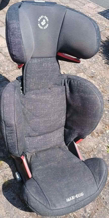 Photo of free Maxi-Cosy Car Seat 15-36 kg (Cowes PO31) #2