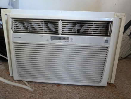 Photo of free Large room window AC - 20 AMP (Montavilla (SE 84th Ave)) #1